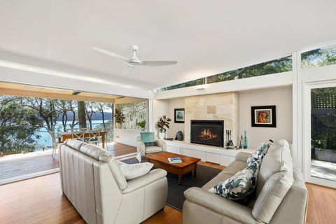 Paradise Villa - Pittwater Views - St Kilda Accommodation 3