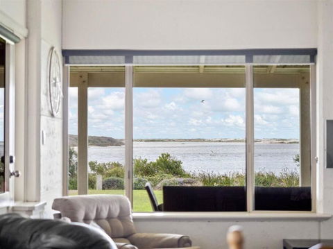 Pelicans View A Riverside Retreat - St Kilda Accommodation 3