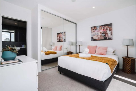 Perfect Located 1-Bed With Great Views & Parking - St Kilda Accommodation 3