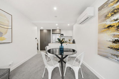 Phillip 2-Bed: Chic Interiors Amazing Amenities - St Kilda Accommodation 1