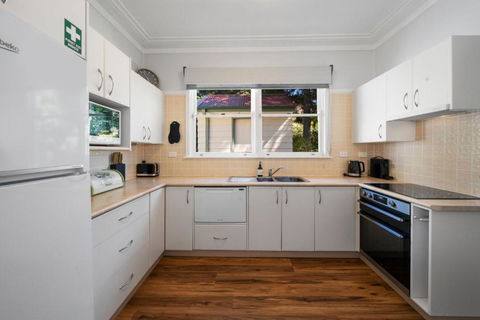 Pine Lodge - St Kilda Accommodation 2