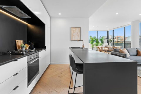 Polished 2-Bed Apartment With Gorgeous City Views - St Kilda Accommodation 2