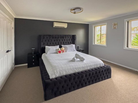 Prestons Dream Holiday 4 Bedroom - St Kilda Accommodation 0