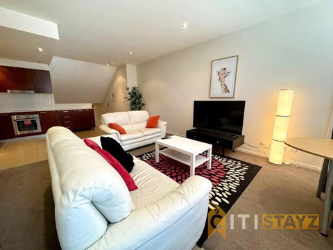 Pretty Penthouse - Close To ANU - St Kilda Accommodation 0