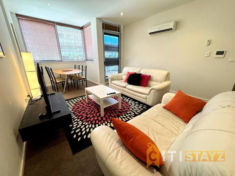 Pretty Penthouse - Close To ANU - St Kilda Accommodation 1