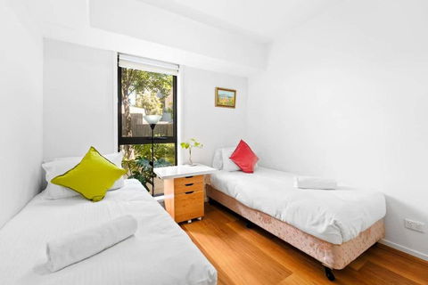 Prime Kensington 2BR Apt With A Massive Backyard - St Kilda Accommodation 1