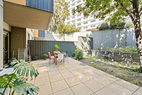 Prime Kensington 2BR Apt With A Massive Backyard - St Kilda Accommodation 2