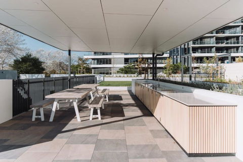 Pristine 2-Bed Apartment With Pool And BBQ - St Kilda Accommodation 2