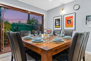 Private, Modern And Warm Family Home with St Kilda Accommodation