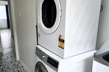 PROMO! Entire 2 Bedroom Unit Near Train Station! Free Parking & Wifi! with St Kilda Accommodation
