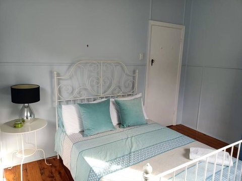 Quiet Private Central Cozy 3bdrm FREE Parking - St Kilda Accommodation 2