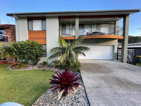 Rainbow Beachhouse - Deluxe, Pristine Location - St Kilda Accommodation 0