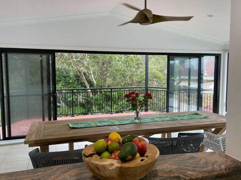 Rainbow Beachhouse - Deluxe, Pristine Location - St Kilda Accommodation 2