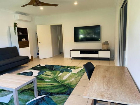Rainbow Beachhouse - Deluxe, Pristine Location - St Kilda Accommodation 3