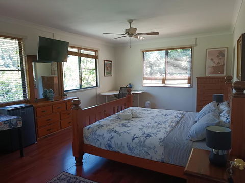 Quand0ng Valley Inn - The Hidden Waterfall Family Retreat - St Kilda Accommodation 0