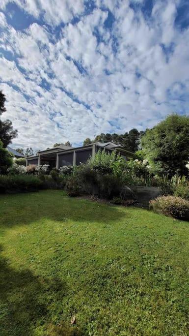 Quiet Family Retreat Getaway - Wildlife Park, Sovereign Hill, Kryall Castle And City At Your Door - Modern House, 8 Guests, 4 Bedrooms, 5 Beds - St Kilda Accommodation 0
