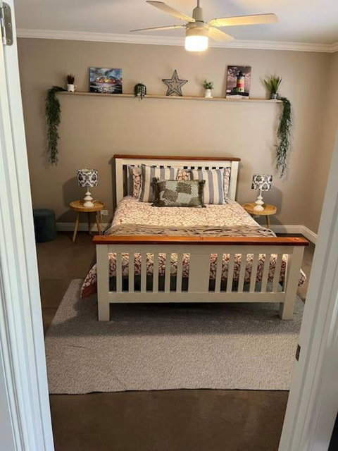 Quiet Family Retreat Getaway - Wildlife Park, Sovereign Hill, Kryall Castle And City At Your Door - Modern House, 8 Guests, 4 Bedrooms, 5 Beds - St Kilda Accommodation 1