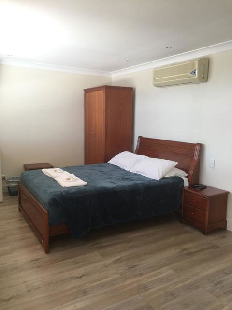 Aussie Hotel & Motel - St Kilda Accommodation 0