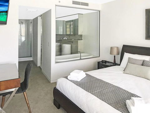 Awesome Ocean Views Broadbeach WiFi, Netflix, Wine - St Kilda Accommodation 2
