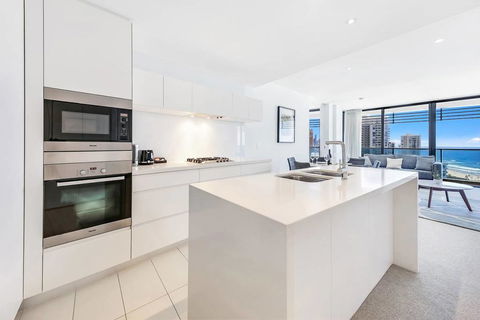 Awesome Ocean Views Broadbeach WiFi, Netflix, Wine - St Kilda Accommodation 3