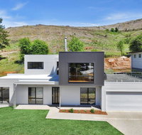 Balcony to Bogong - modern house ten minute stroll to town - St Kilda Accommodation
