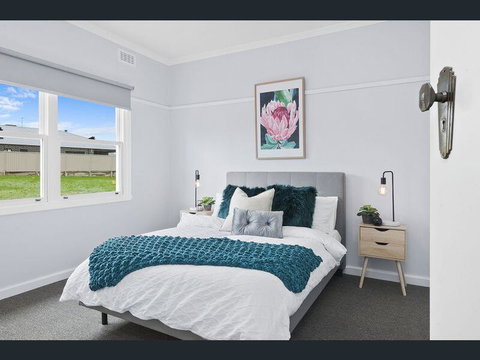BALLARAT CLOSE 2 CBD + HOSPITAL+3BR HOME+NETFLIX + WiFi + Gift - St Kilda Accommodation 1