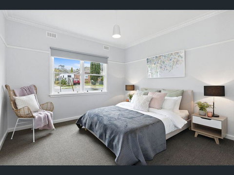 BALLARAT CLOSE 2 CBD + HOSPITAL+3BR HOME+NETFLIX + WiFi + Gift - St Kilda Accommodation 2