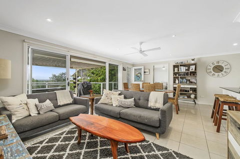 Barefoot Top Floor, 32 Skyline Crescent, Crescent Head - St Kilda Accommodation 2