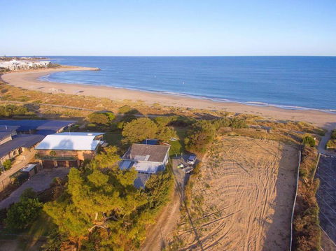 Beach Cottage In The Heart Of Mandurah - St Kilda Accommodation 0