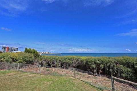Beach Cottage In The Heart Of Mandurah - St Kilda Accommodation 3