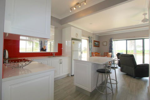 Beachfront 6, 25 Willow Street - St Kilda Accommodation 3
