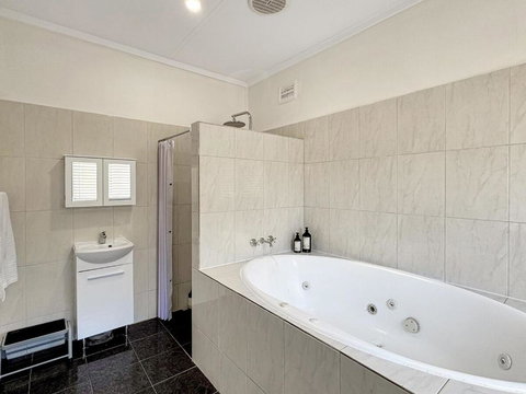 Relax At Gossan - St Kilda Accommodation 2