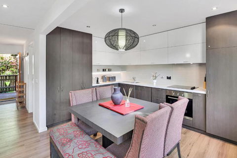 Ren Basera - St Kilda Accommodation 1