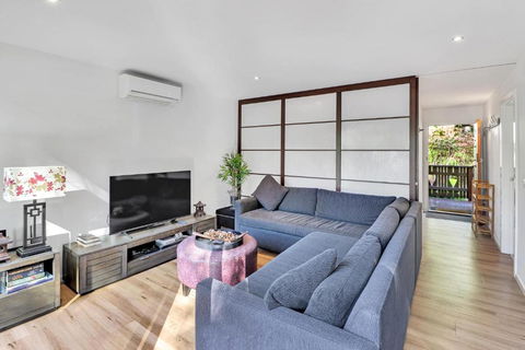 Ren Basera - St Kilda Accommodation 2
