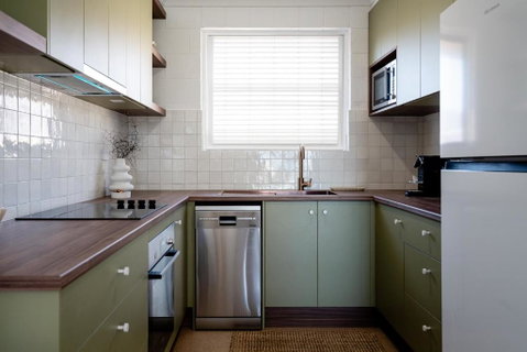 Renovated Apartment With Ocean Views - St Kilda Accommodation 2