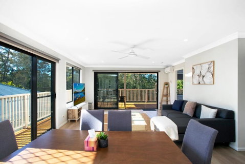 Renovated Coastal Getaway With Water Views - St Kilda Accommodation 2