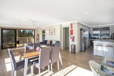 Renovated Coastal Getaway With Water Views - St Kilda Accommodation 3