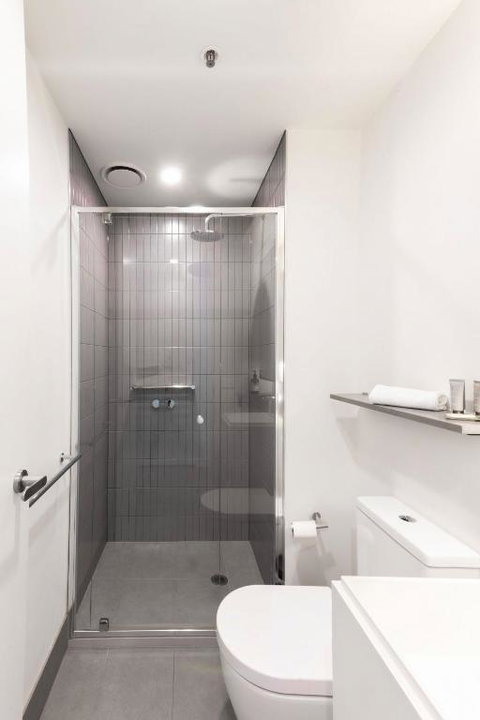 Resort Style Living 2 Bed Apt With Pool BBQ - St Kilda Accommodation 2