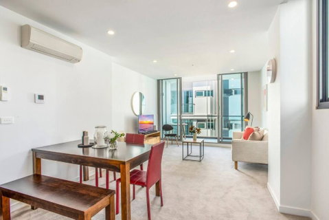 Retro Modern With Pool Near Westfield Doncaster - St Kilda Accommodation 0