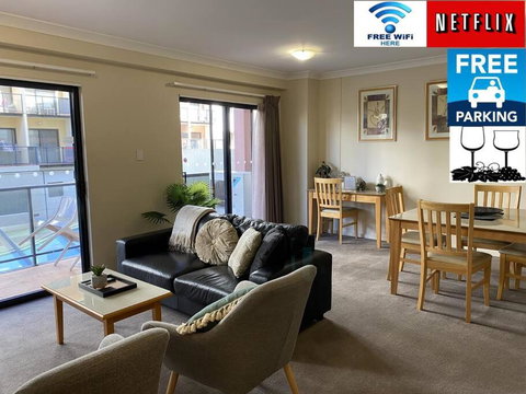 RIVERSIDE CITY VIEW PARKING NETFLIX WIFI WINE FREE - St Kilda Accommodation 0