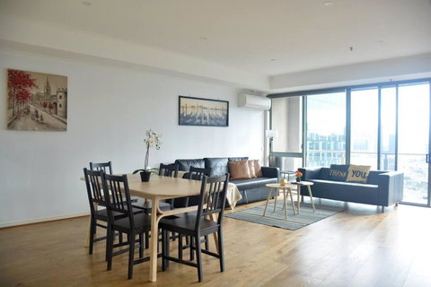 RiverView Spacious 3BR2Bath2Car WifiPoolGym Crown - St Kilda Accommodation 3