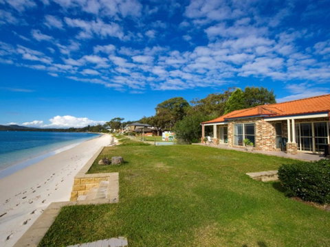 Salamander Beach Front - St Kilda Accommodation 0