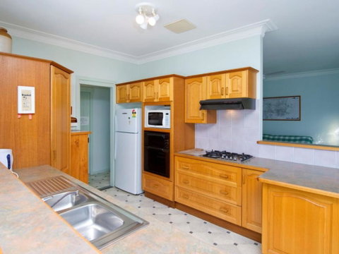 Salamander Beach Front - St Kilda Accommodation 3