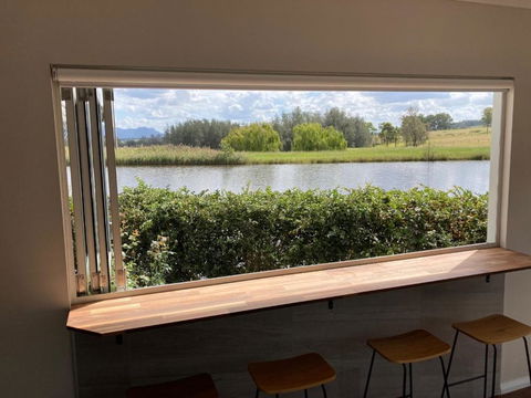 Romantic Lakehouse Set In A Private Vineyard In The Hunter Valley - St Kilda Accommodation 3