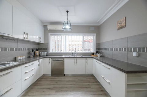 Roycox Cottage - Charming Escape, Fireplace - St Kilda Accommodation 2
