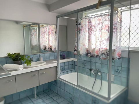 Runaway Bay Family Haven With 4beds - St Kilda Accommodation 2