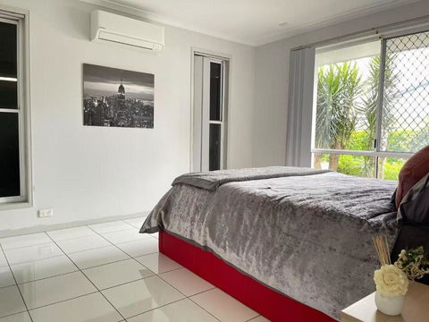 Runaway Bay Family Haven With 4beds - St Kilda Accommodation 3