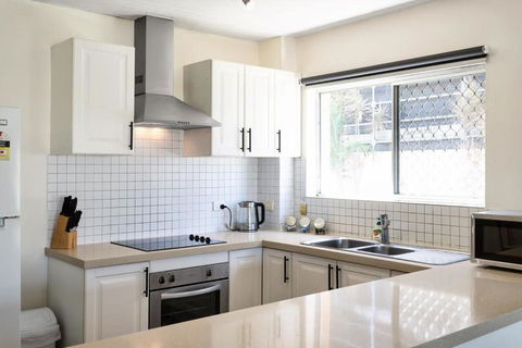 Runaway Bay Waterfront Delight - St Kilda Accommodation 3