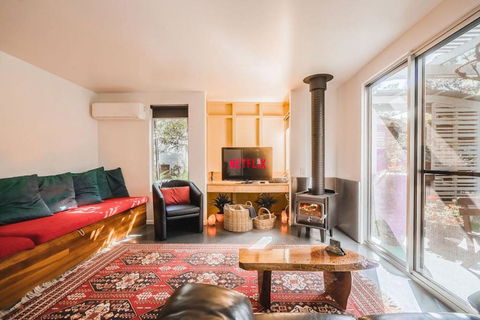 Runawaytomaleny - St Kilda Accommodation 2