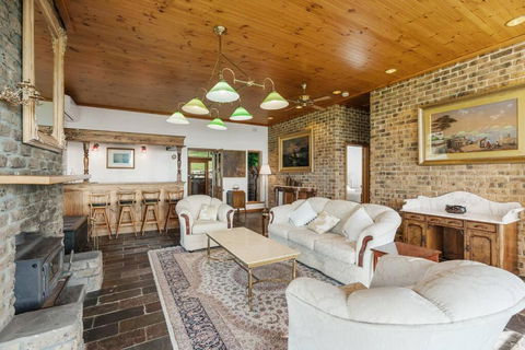 Rustic Cottage - St Kilda Accommodation 1